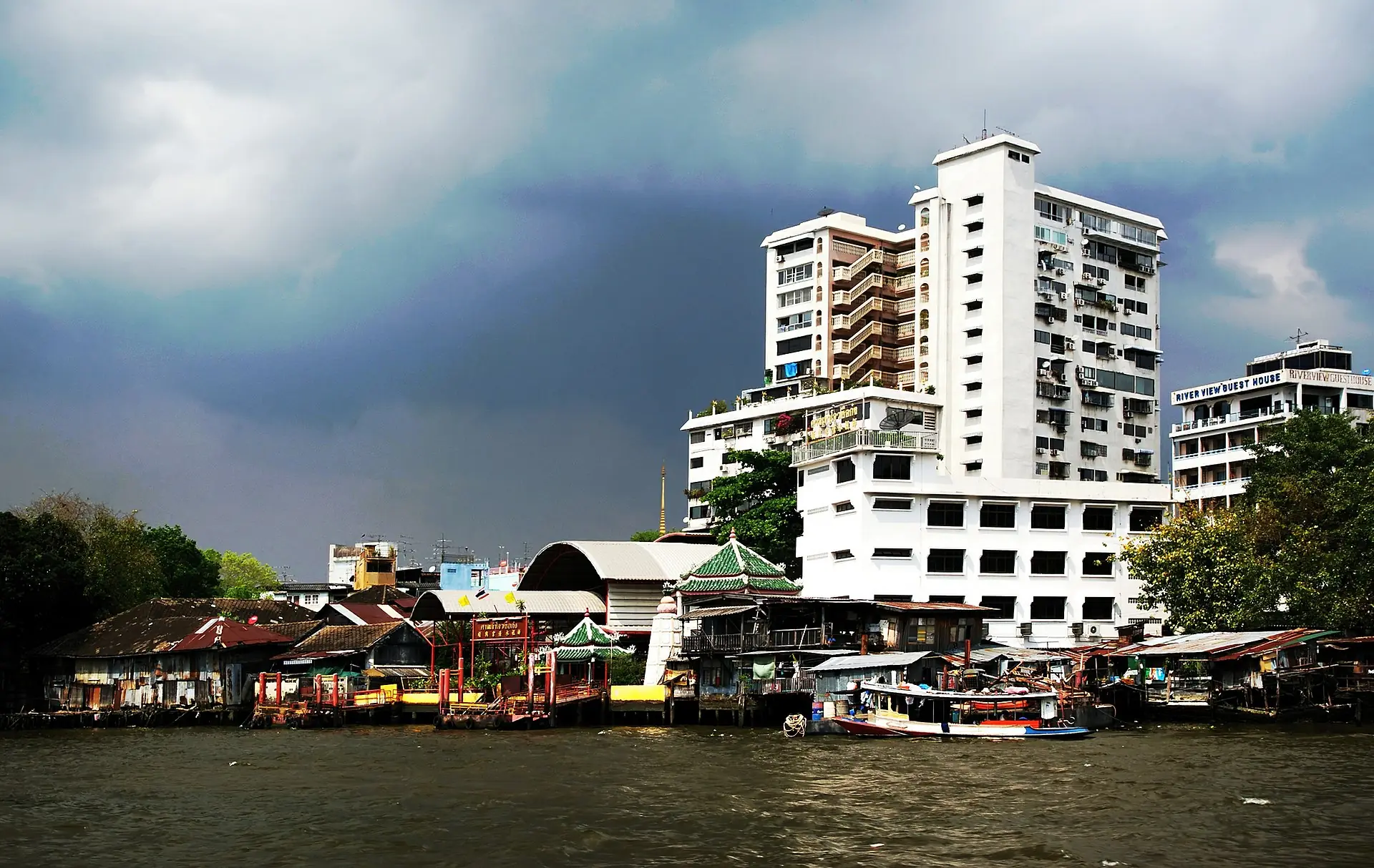 Bangkok streetscape. What a Thailand property buyers agent does and does not do