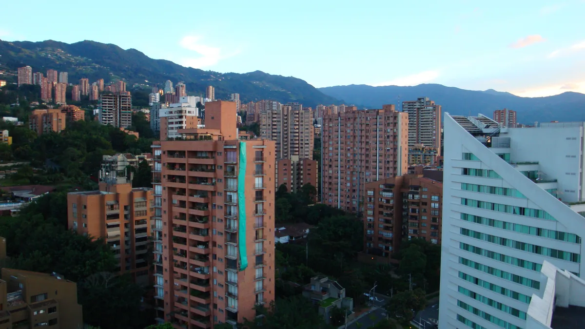 Apartment buildings in El Poblado, Medellín: the certificado de tradición y libertad for a Colombian property
