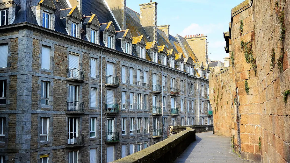 Stone apartment buildings inside the walls of Saint-Malo
