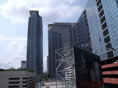 Thai high-rise towers — the same building prices differently on freehold and leasehold title