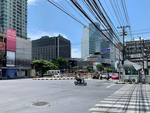 The Huai Khwang intersection on Ratchadaphisek Road with hotel and office towers — the MRT catalyst tier of the Bangkok condo market